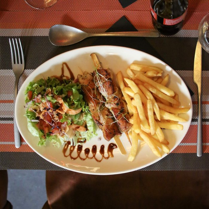 Brichettes de poulet marin&eacute; - Les 2 Cartes